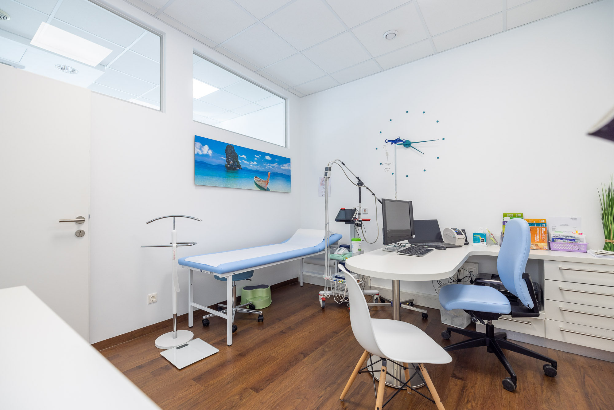 Modernes Behandlungszimmer der Ordination